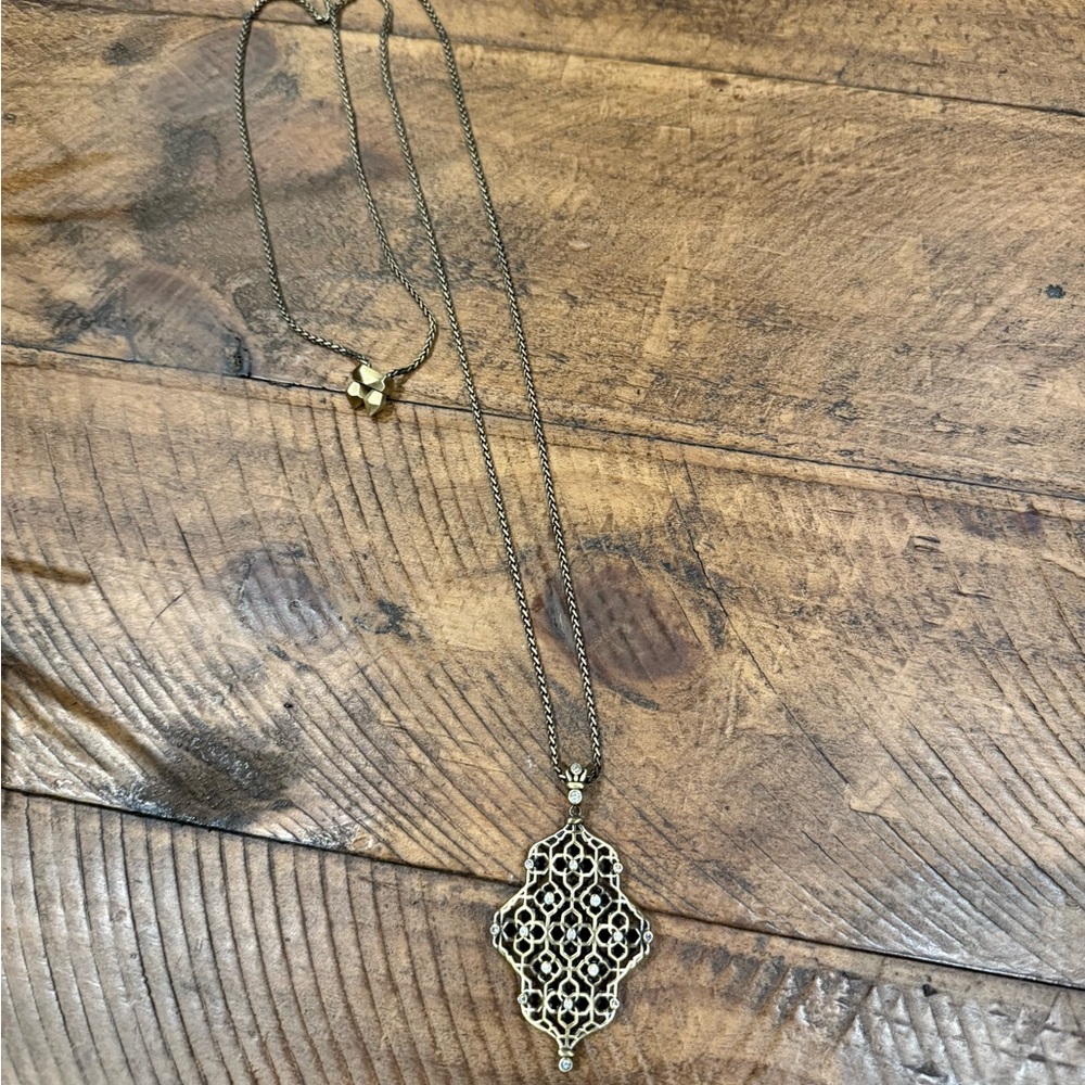 Kendra Scott necklace